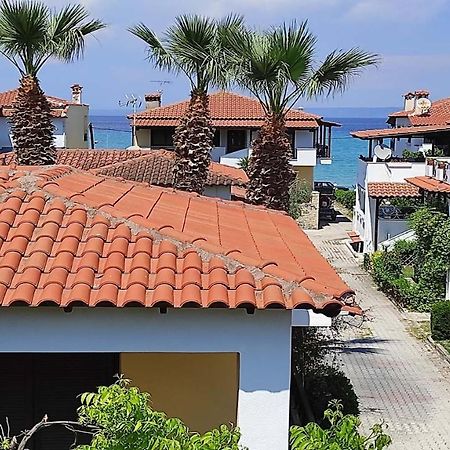 Beach Front Apartment In Пефкохори Экстерьер фото