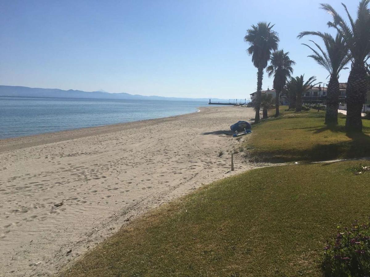 Beach Front Apartment In Пефкохори Экстерьер фото