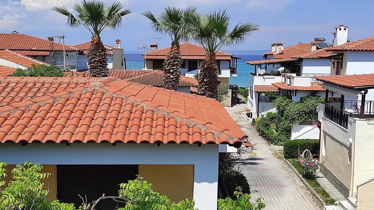 Beach Front Apartment In Пефкохори Экстерьер фото