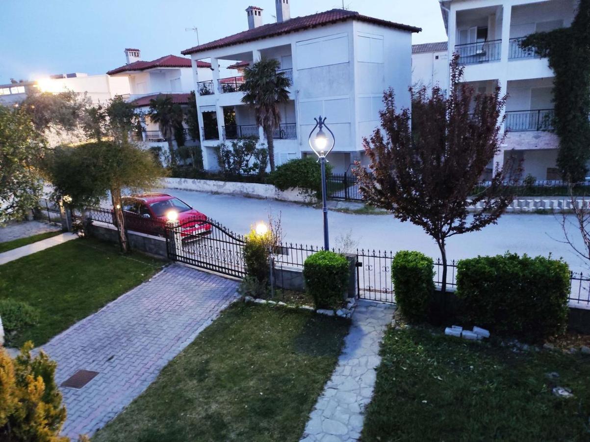 Beach Front Apartment In Пефкохори Экстерьер фото