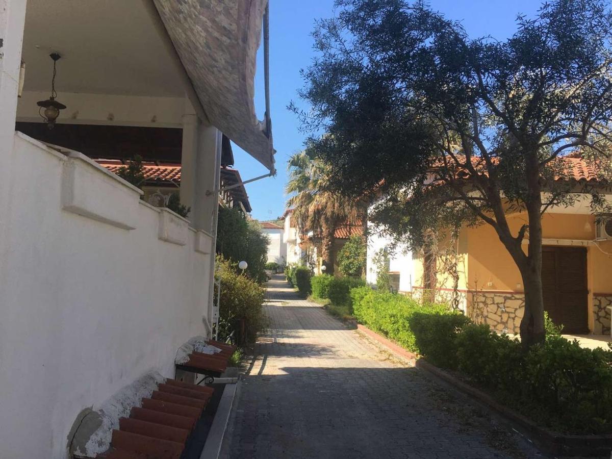 Beach Front Apartment In Пефкохори Экстерьер фото