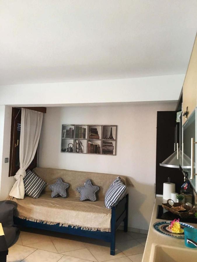 Beach Front Apartment In Пефкохори Экстерьер фото