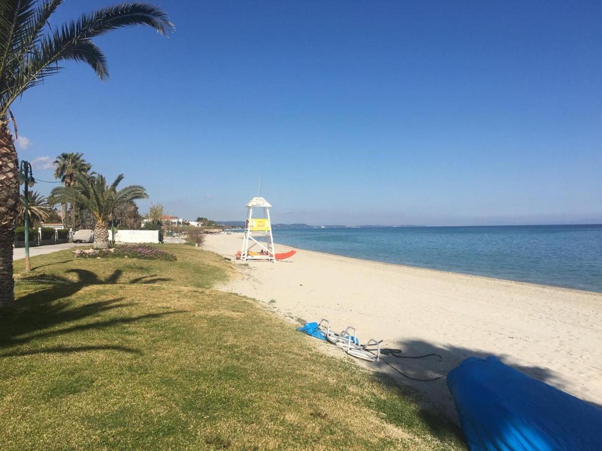 Beach Front Apartment In Пефкохори Экстерьер фото